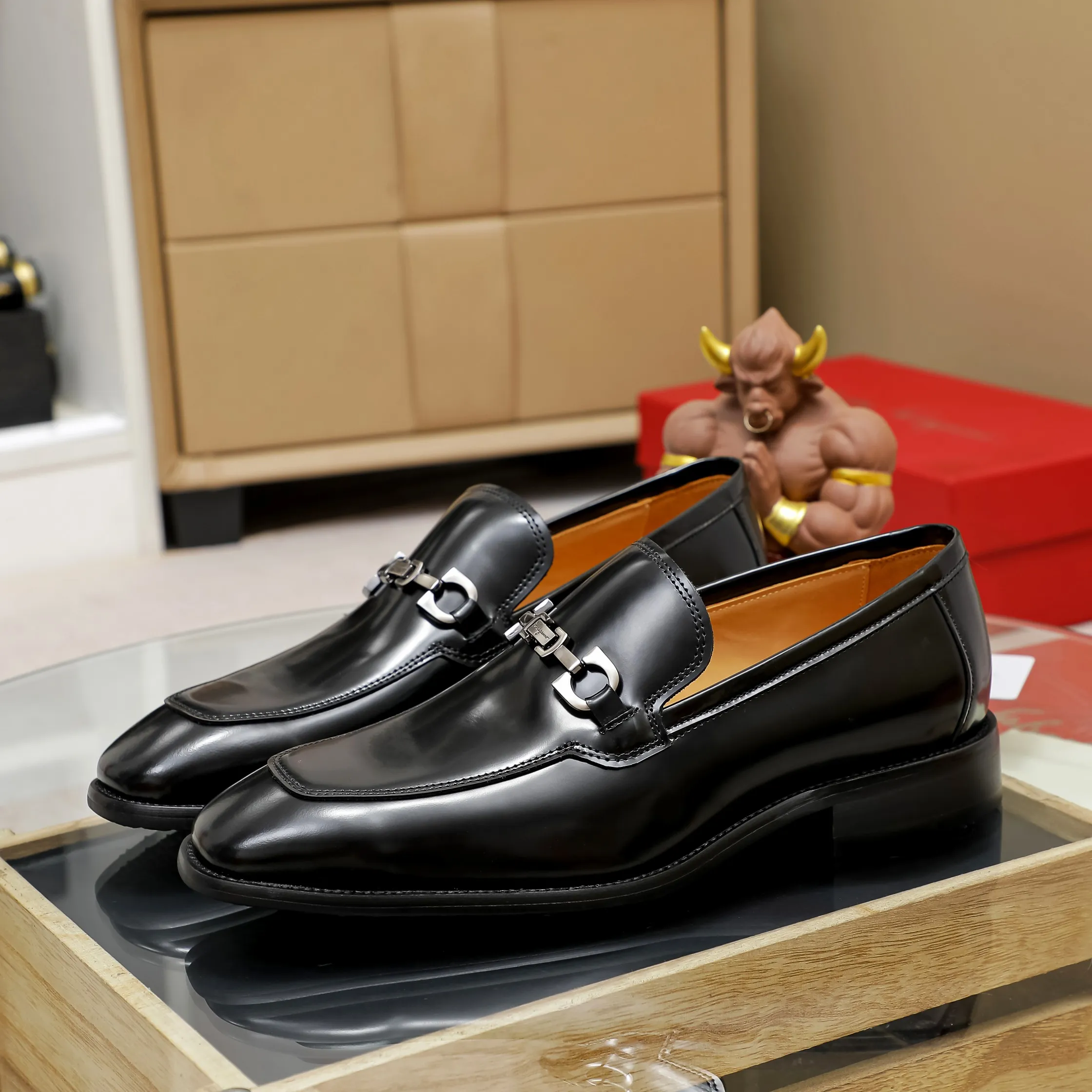 Men's shoes💰460🕷🕷[Ferragamo] Ferragamo's top men's business leather shoes💯Original copy of the official website, the upper is made of imported official website 1:1 material🍁Italian embossed cowhide🇮🇹Imported water-dyed leather lining. It’s definitely not made with ordinary craftsmanship, it’s the model used by celebrities! The factory’s craftsmanship is designed to create the most perfect shoes for trendy men! Code number 38-44 (45.46 customized) 3 colors, large quantities in stock